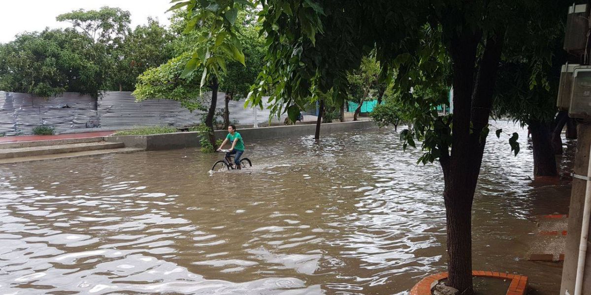 Otra de las imágenes de la lluvia que cayó este lunes en Santa Marta.