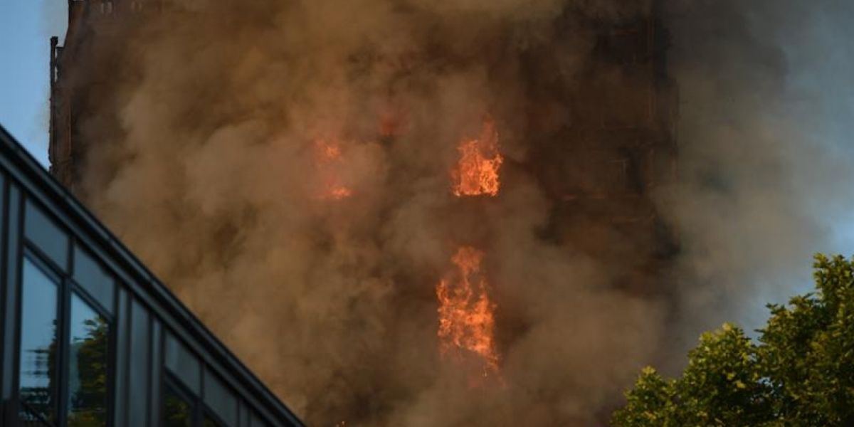 Imagen del incendio en La Torre Grenfell en Lancaster West Estate en Londres.