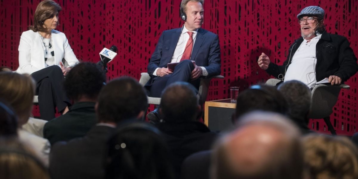 Zonacero.com La canciller colombiana, María Ángela Holguín (i), el jefe de las FARC, Timoleón Jiménez, (d), y el ministro de Asuntos Exteriores noruego, Boerge Brende