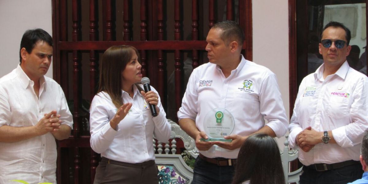 El alcalde Nene Pérez recibió la certificación de las manos de la viceministra de Turismo Sandra Howard.