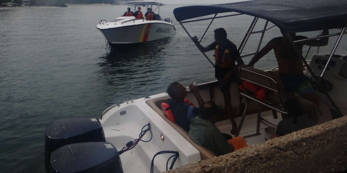 Pescadores náufragos fue rescatados por la Armada Nacional.