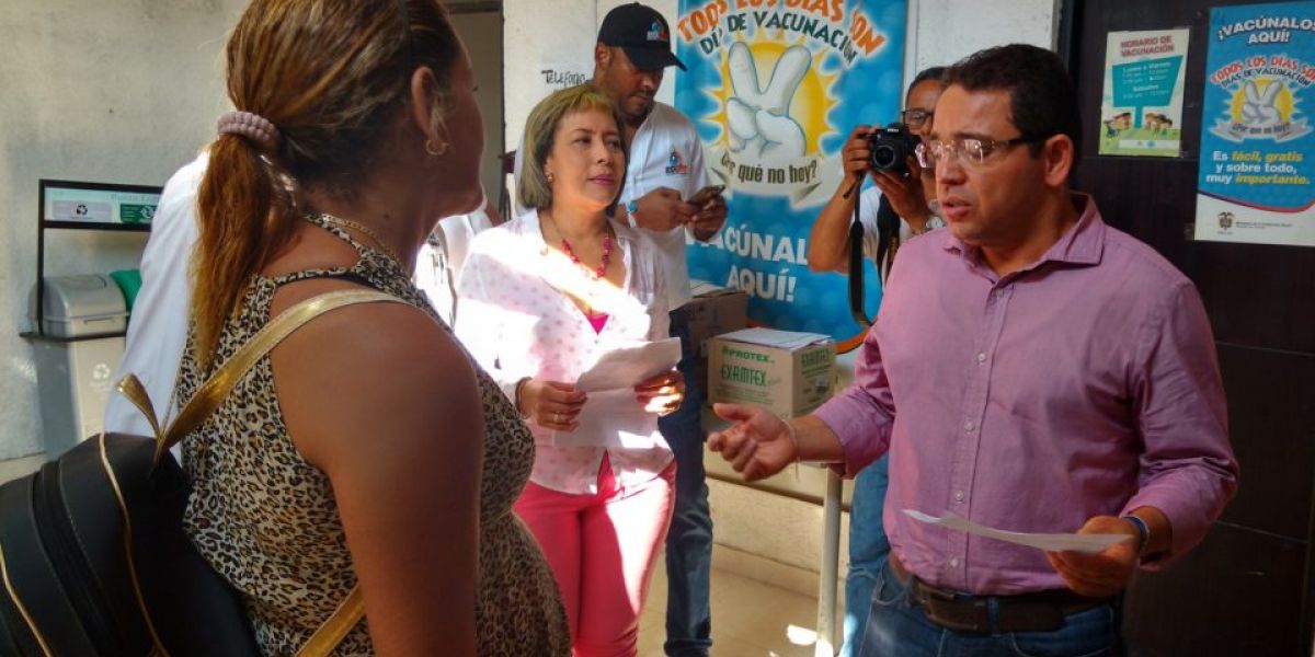 Alcalde Rafael Martínez, acompañado de la secretaria de Salud Blanca Fernández. 