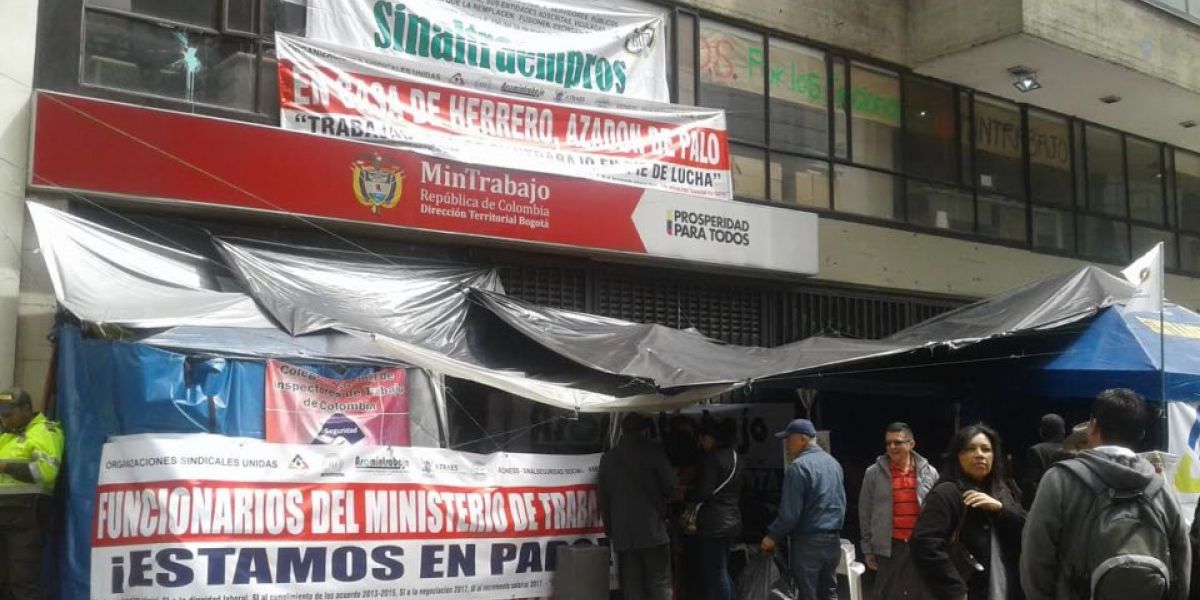 Sede del Ministerio del Trabajo tomada por manifestantes.