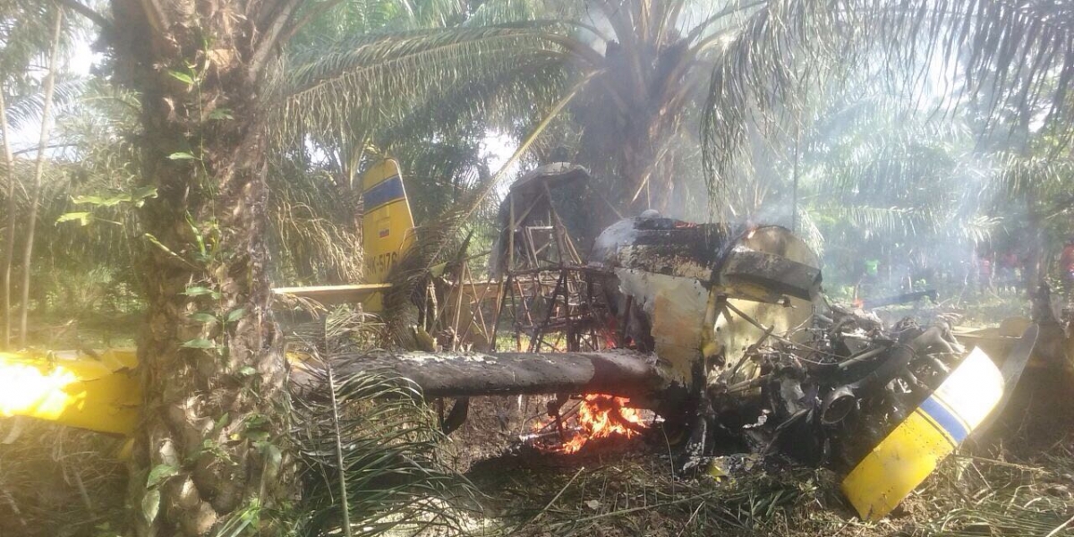 Foto: Idinael Fernández. El piloto era el único tripulante, resultó lesionado con algunas quemaduras y fue trasladado a Ciénaga donde recibe atención médica.
