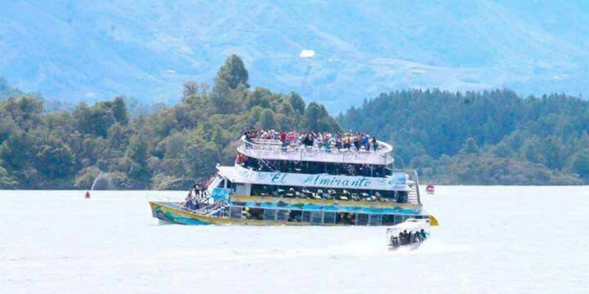 La embarcación "El Almirante" se hundió a las 2 de la tarde. 