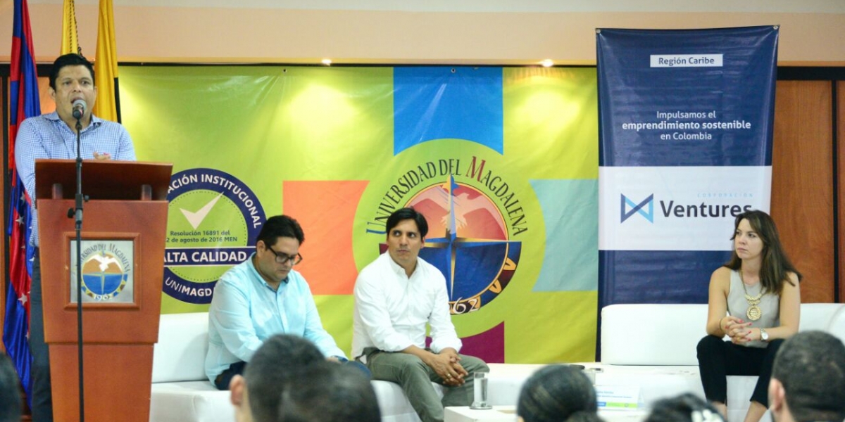 Archivo El rector de la Universidad del Magdalena, Pablo Vera, durante la firma del convenio con la Corporación Ventures.
