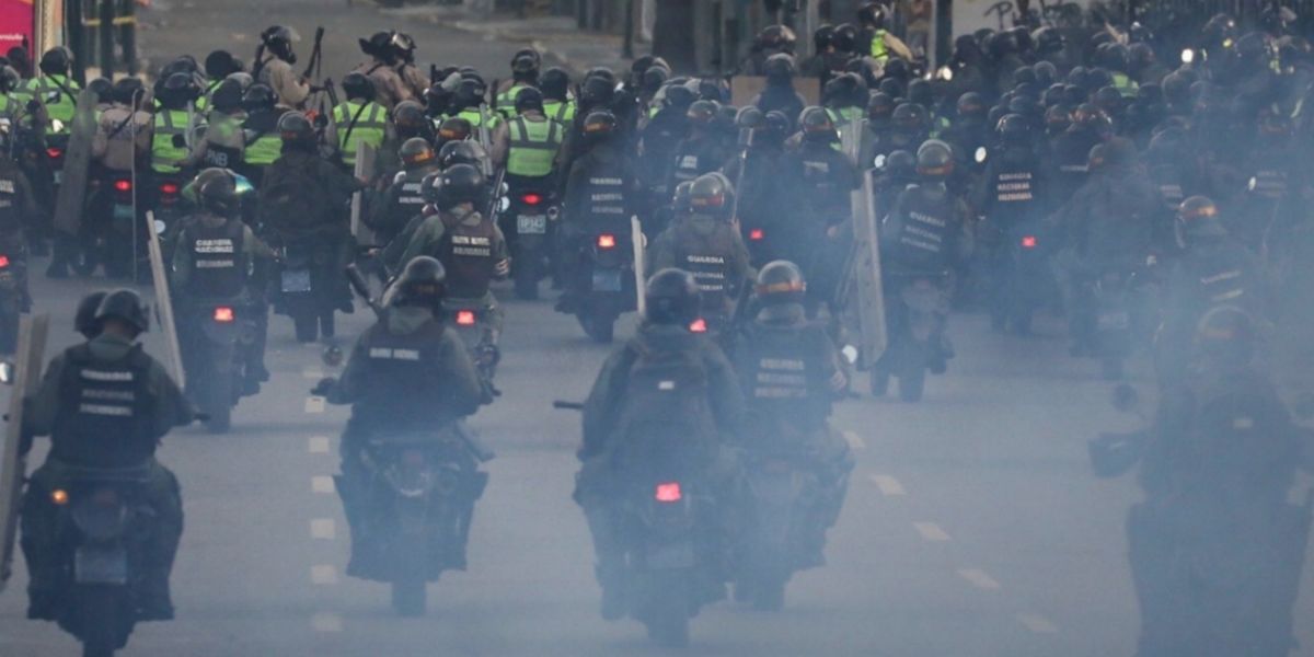 Efectivos de la Guardia Nacional Bolivariana (GNB, policía militarizada) transitan las calles durante una protesta antigubernamental hoy.