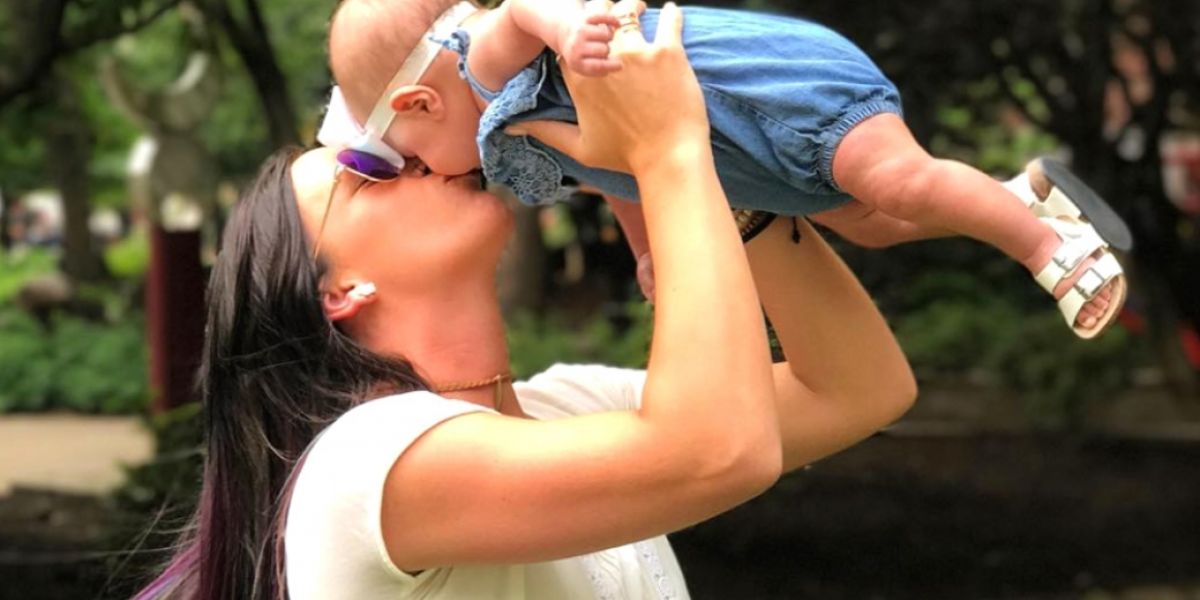 Foto: Instagram Morgan King. La joven madre Morgan king con su hija Korbyn.