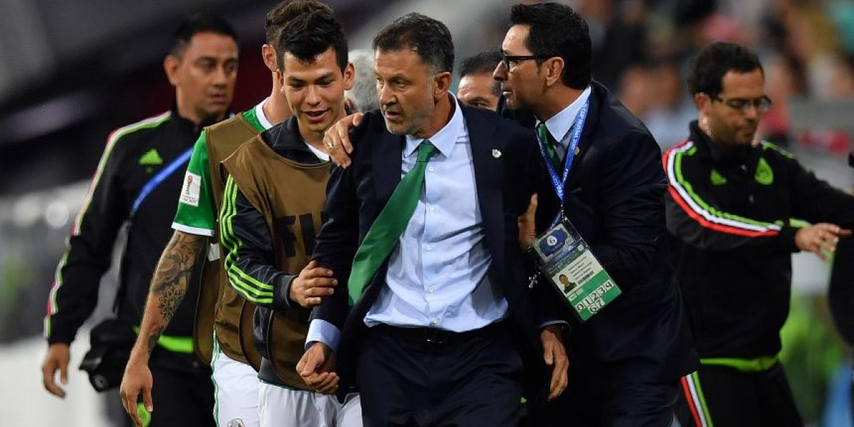 Osorio es sujetado por integrantes del cuerpo técnico y jugadores de la selección de México. 