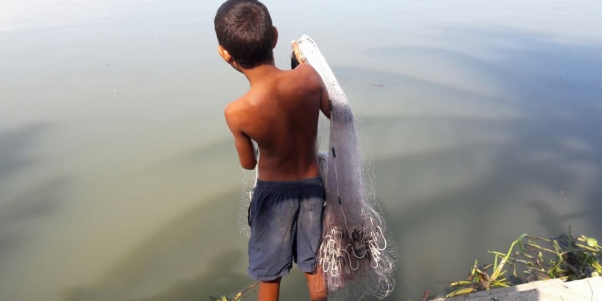 Niño pescador en la laguna de El Guájaro.