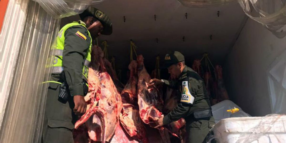 La policía durante operativos de decomiso de carne.	 