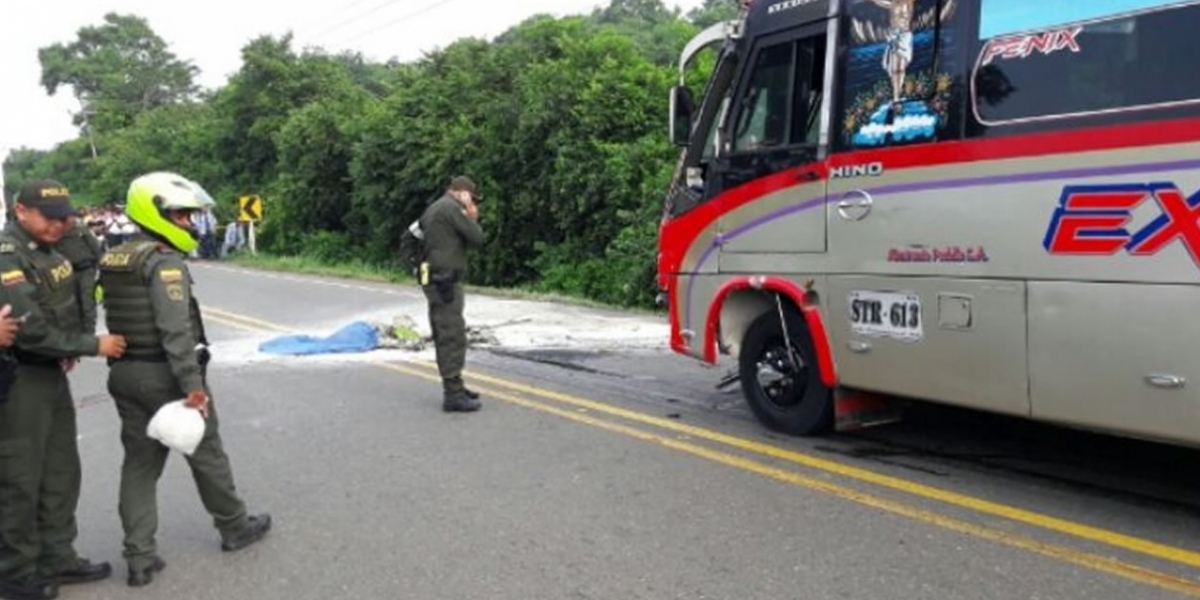 Foto: César Mendoza / Zonacero.com Patrullero muere en accidente de moto en vía Isabel López- Molinero.
