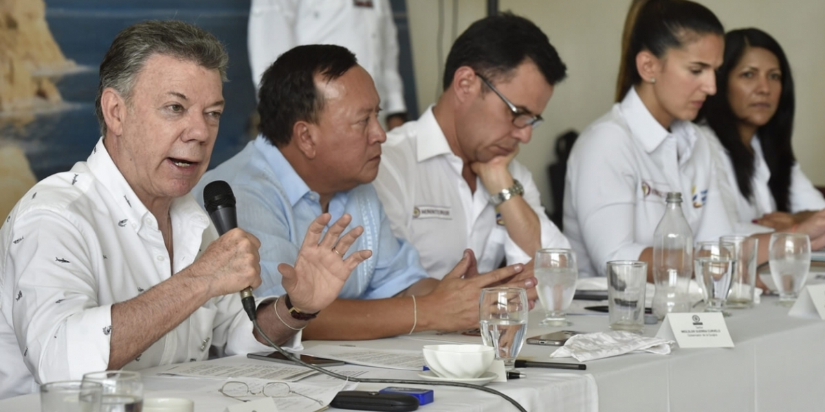 En compañía de varios de los ministros del despacho el Presidente Juan Manuel Santos absolvió las inquietudes planteadas por representantes de las fuerzas vivas de La Guajira. 