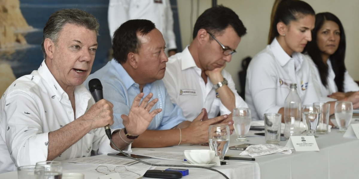 Foto: presidencia.gov.co En compañía de varios de los ministros del despacho el Presidente Juan Manuel Santos absolvió las inquietudes planteadas por representantes de las fuerzas vivas de La Guajira.