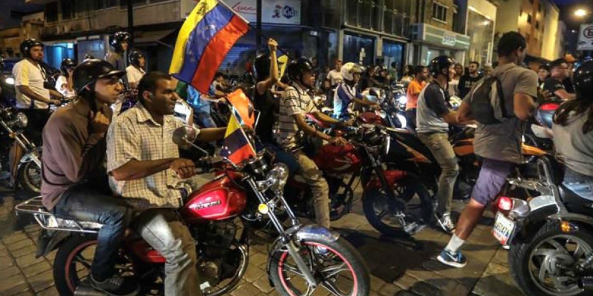 Venezolanos que votaron en la consulta recorrieron por las calles de Caracas la noche del pasado domingo.