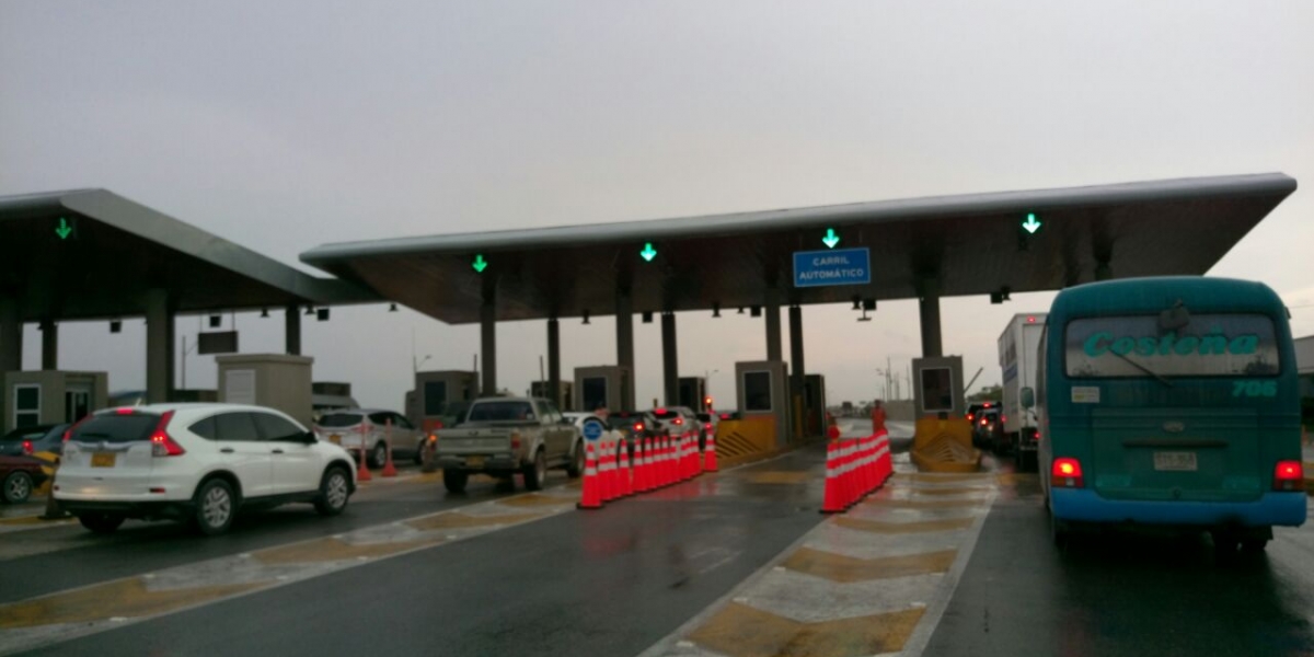 Seguimiento.co Mientras los demás carriles permanecen congestionados, el carril automático está siempre vacío.