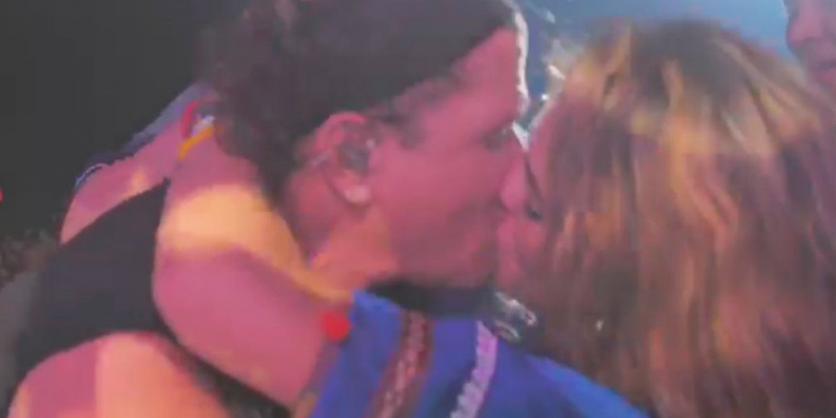 Captura de pantalla. La mujer violó la seguridad del concierto y beso al artista.