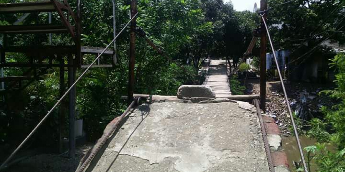 El peligroso puente que deben atravesar todos los días los habitantes de Villa Leydi en Gaira.