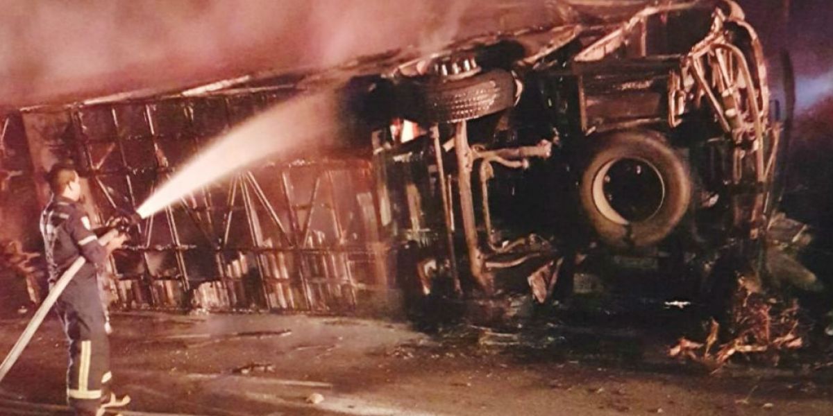 Cortesía. Bomberos apagando las llamas del incendio.