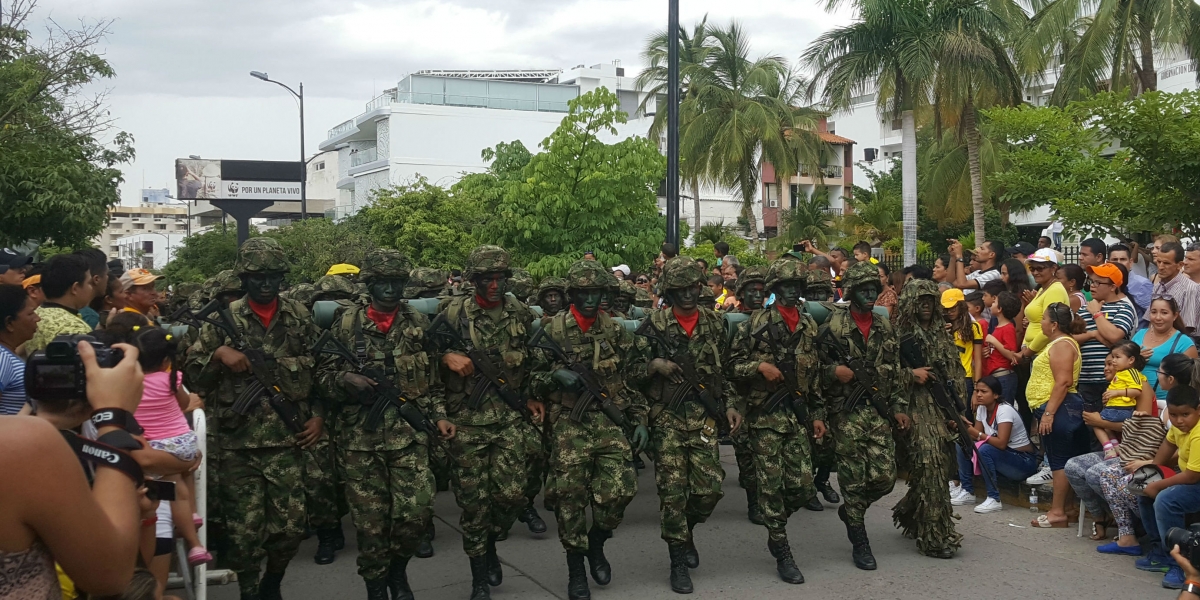 Hombres de la Primera División del Ejército lideraron el gran desfile del 20 de julio en Santa Marta.