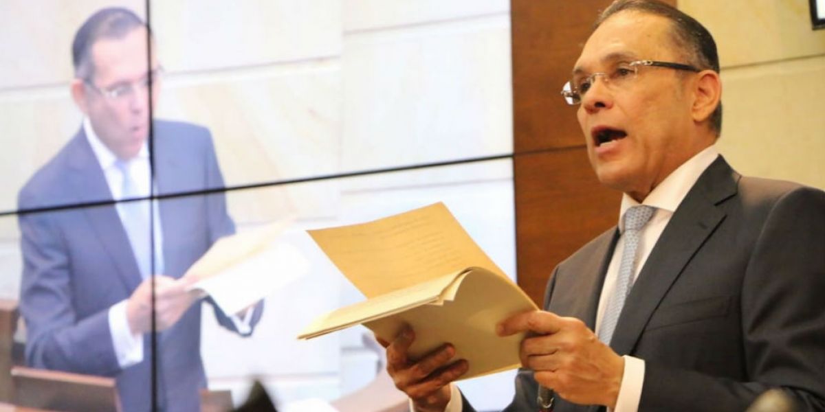 Efraín Cepeda leyendo su discurso al asumir la presidencia del Senado