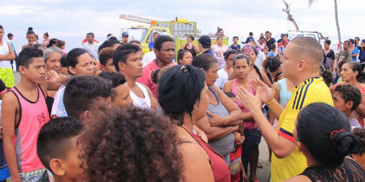 El Alcalde visitó a la comunidad afectada, le dio un parte de tranquilidad y se comprometió a realizar talleres y simulacros.  