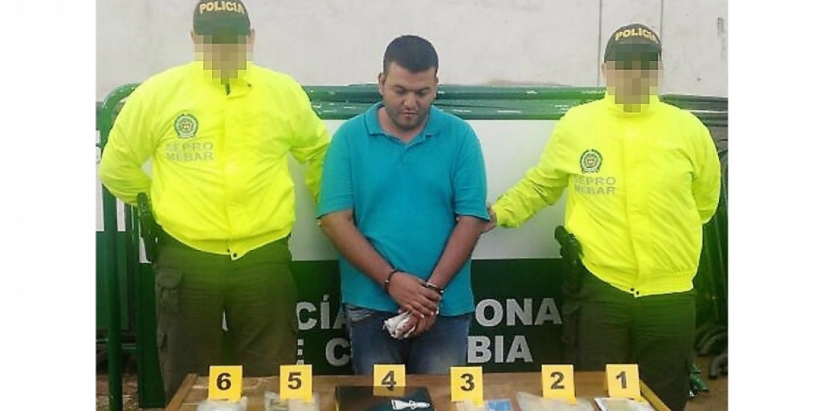 Erick Bladimir Jaimes Vargas, alias ‘Maximiliano’, con los elementos incautados.