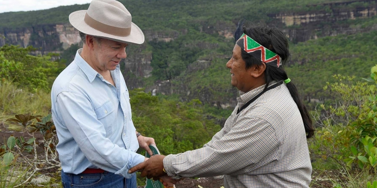 El Presidente con un líder indígena en la Serranía de Chiribiquete.