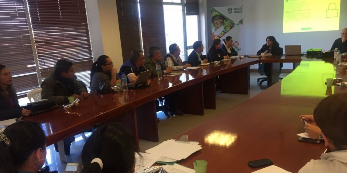 La secretaria de Salud del municipio Ipiales, Ana María Revelo, se reunió con autoridades del municipio para evaluar la situación. 