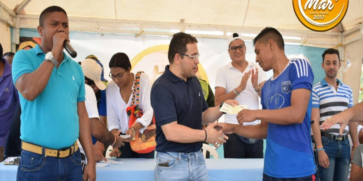 Alcalde del Distrito, Rafael Alejandro Martínez fue el encargado de entregar los premios. 