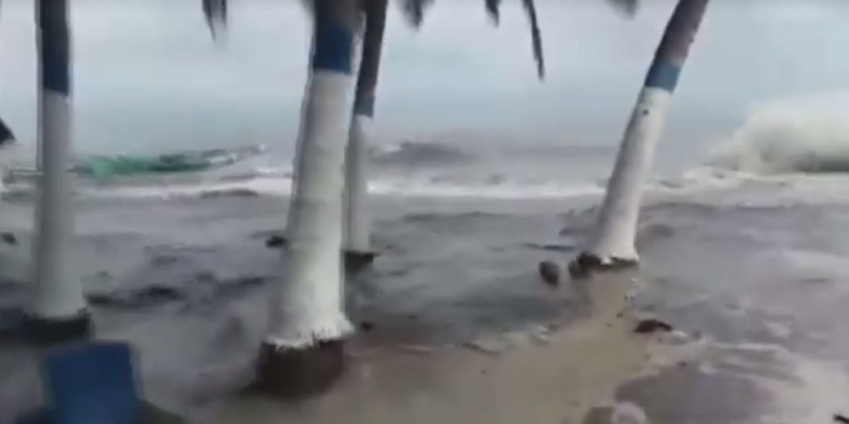 Imágenes del momento en que el agua entra a Ciénaga.