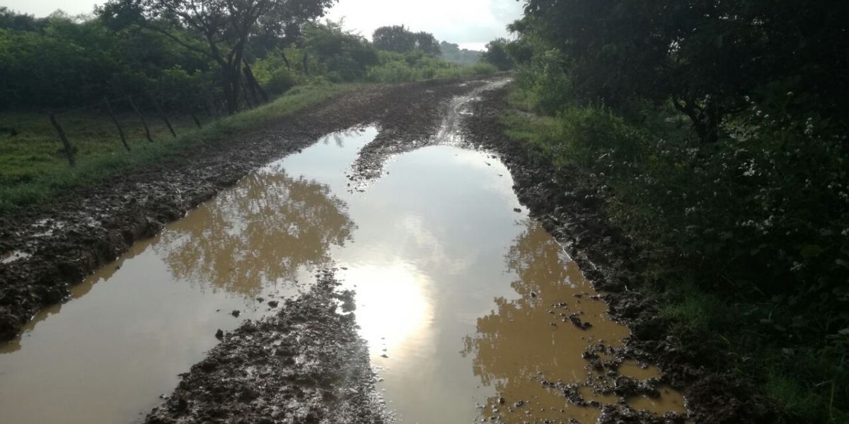 La vía de acceso se encuentra totalmente intransitable para los vehículos que en el intento de atravesar quedan averiados en el lodazal.