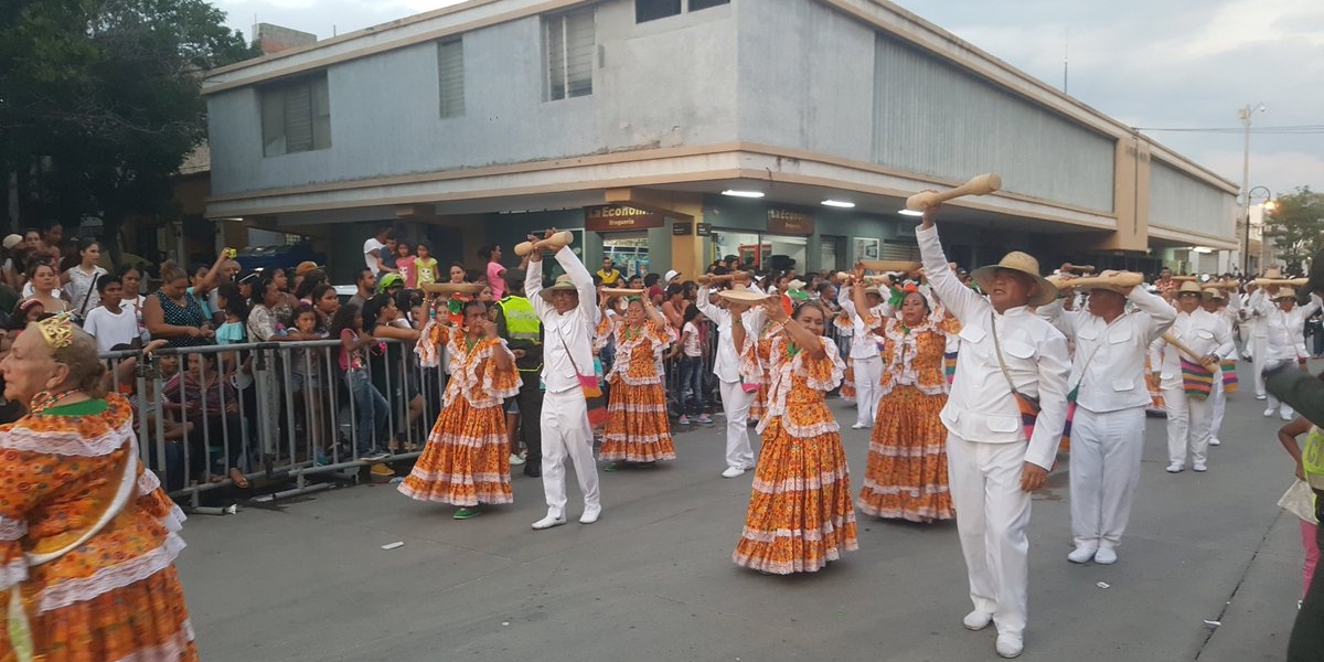 Las danzas engalanaron las calles del Centro de Santa Marta.