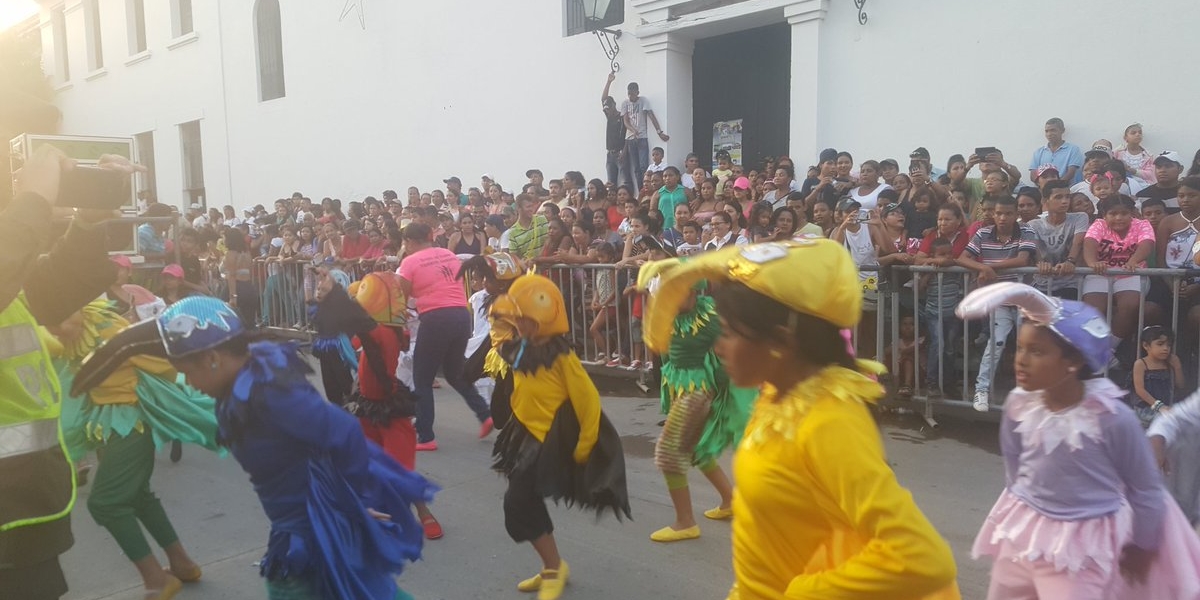 Los niños, que tienen la responsabilidad de mantener la tradición, también salieron al desfile.