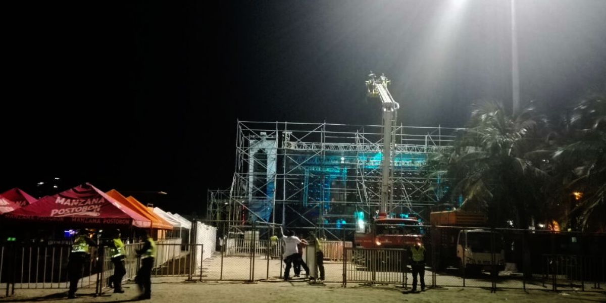 Eran las 10 de la noche del pasado viernes y todavía se encontraban ultimando detalles en la tarima de la serenata del mar.