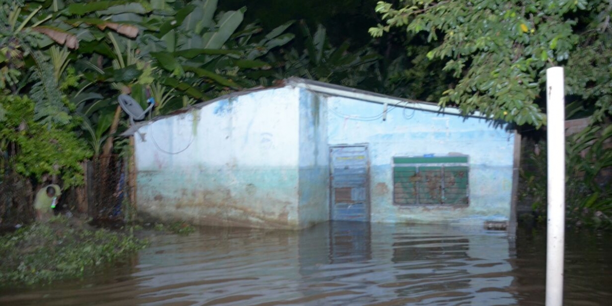 El desbordamiento del río Guachaca afectó a las familias aledañas.