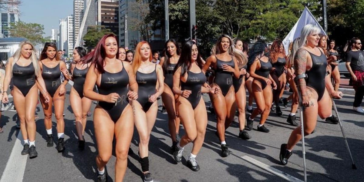 Las candidatas en pleno desfile. 