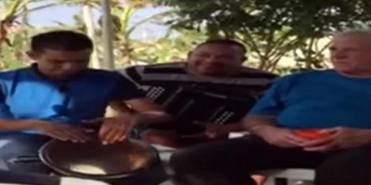 El Heraldo. Eduardo Dávila (derecha) escuchando atento la parranda que le fue ofrecida.