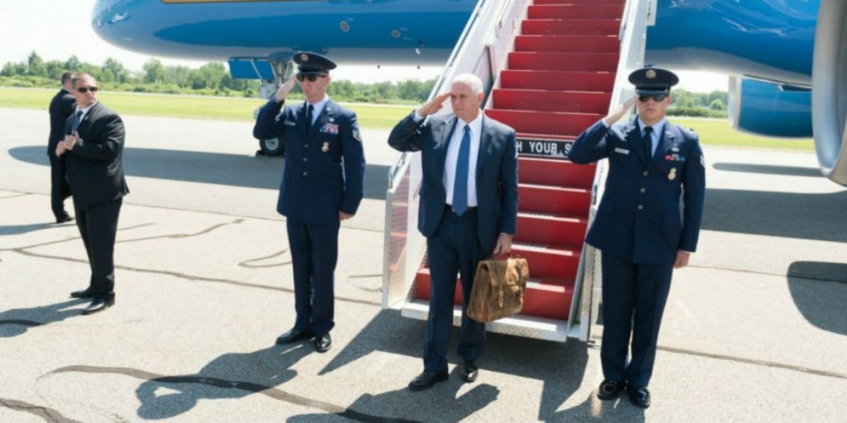 El Vicepresidente de EEUU llega al aeropuerto Rafael Núñez, de Cartagena, después de las 3:00 pm.