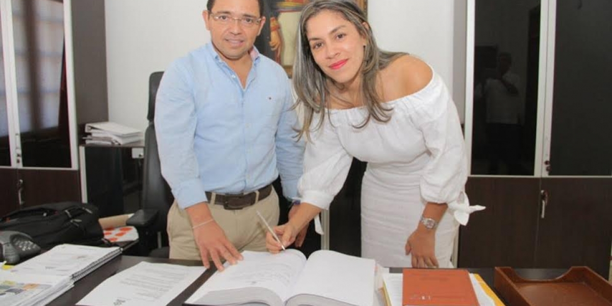 Deracamandaca.com El Alcalde Martínez fue el encargado de posesionar a Ana María Muelle como nueva Procuradora Regional del Magdalena.