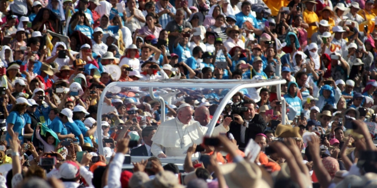 Papa Francisco durante un viaje. 