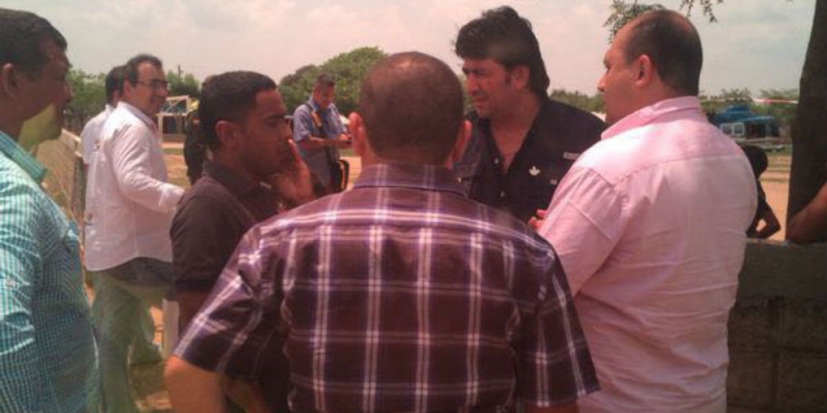 Reunión política con Sergio Díaz Granados en Nueva Granada. Eric, de camisa rosada, aparece en la foto acompañando al congresista.