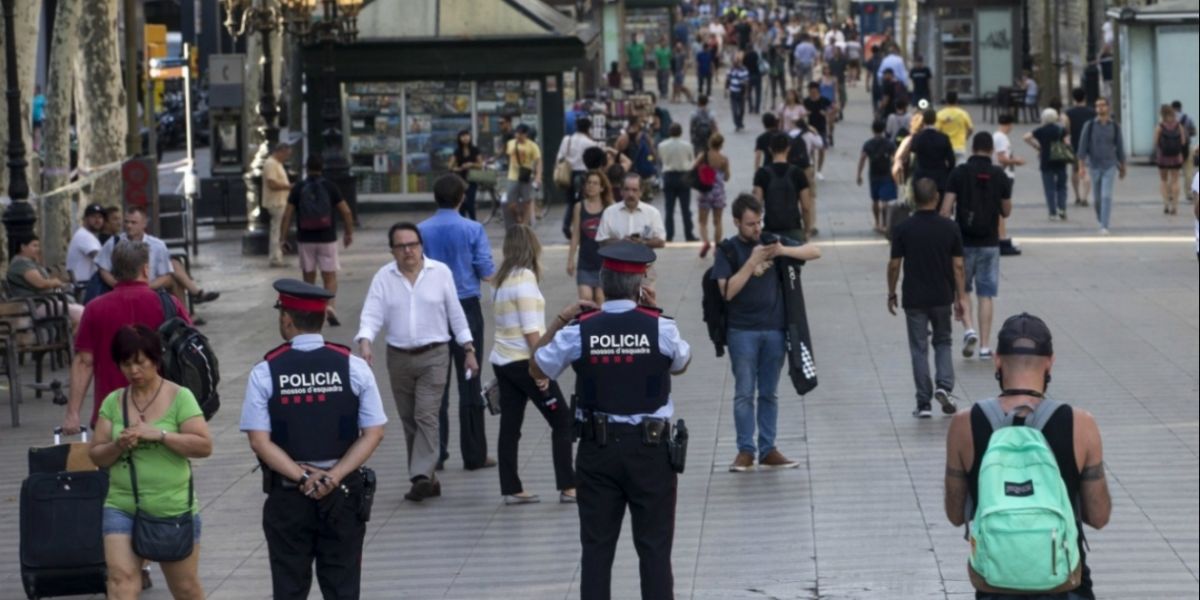 Aspecto que presentaban hoy las Ramblas de Barcelona tras el atentado ocurrido ayer por la tarde.