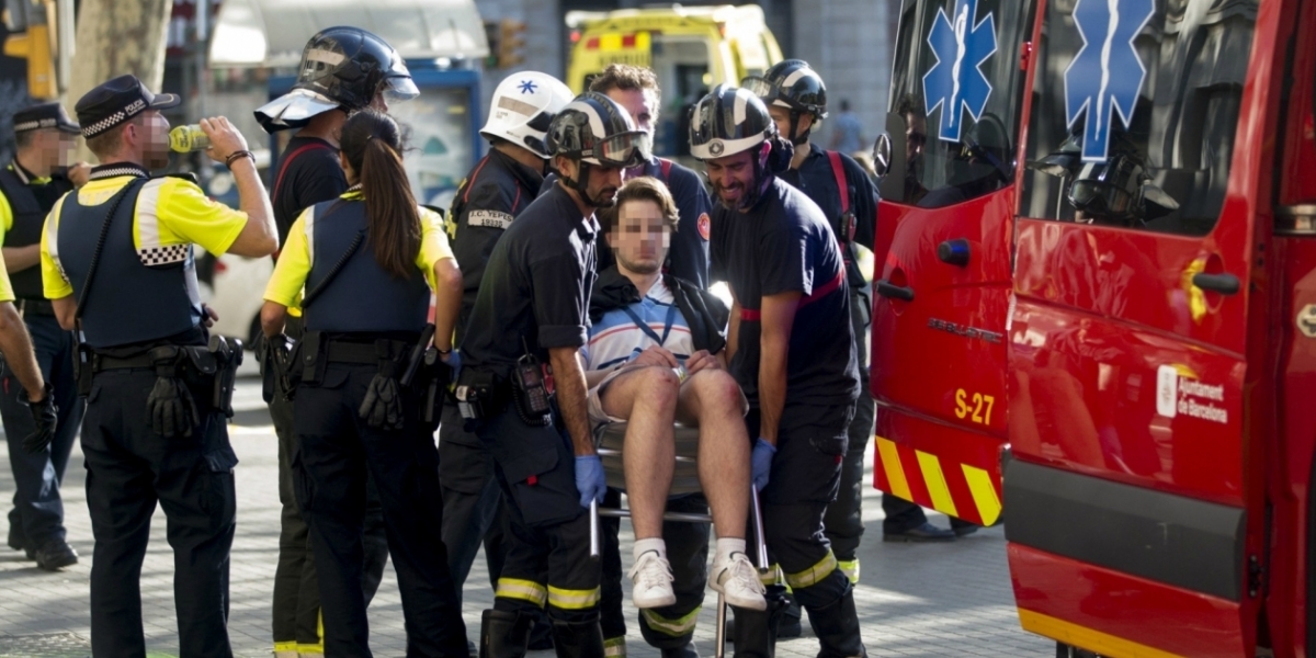 Personal del socorro trabajó el día del atentado en la evacuación rápida de los heridos. 