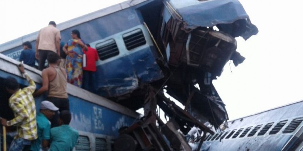 Improvisados socorristas intentan rescatar a los heridos en el descarrilamiento del tren. 