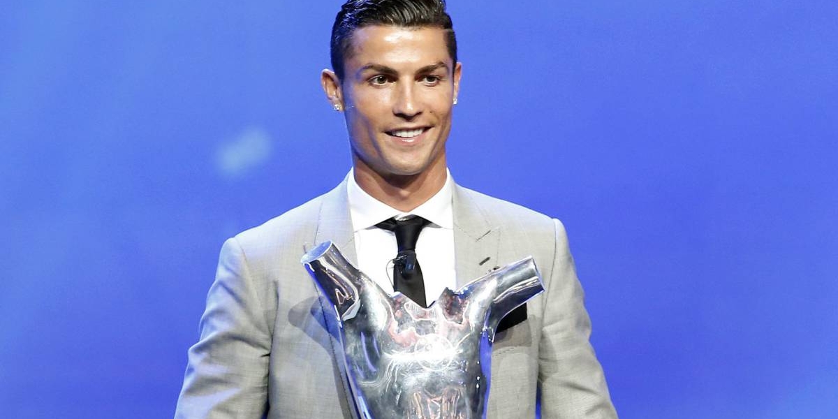 Cristiano Ronaldo, recibiendo el galardón