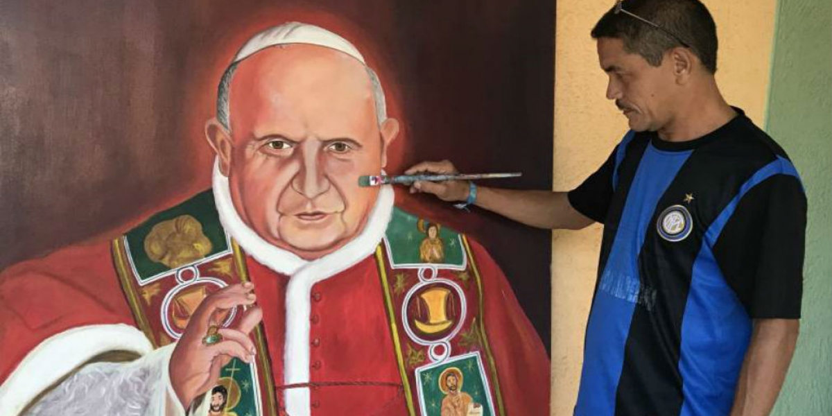 Leonardo Velásquez, artista plástico muestra el cuadro que hizo del Papa Juan XIII. 