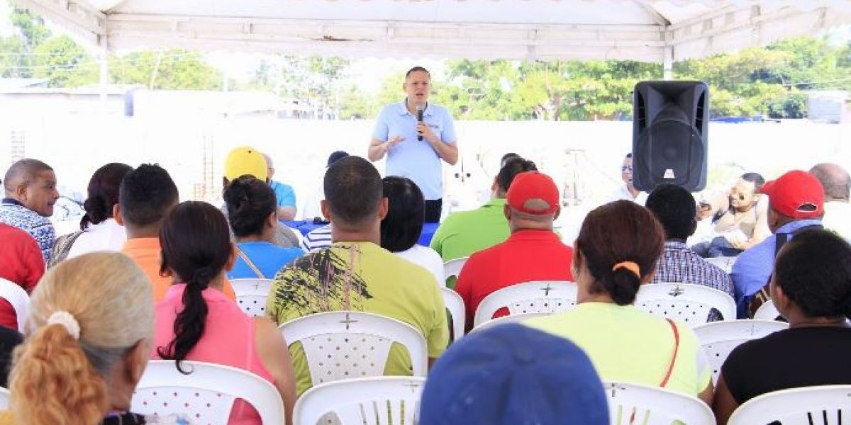 Edgardo Pérez, alcalde de Ciénaga, socializando la continuación del Parque del Sol