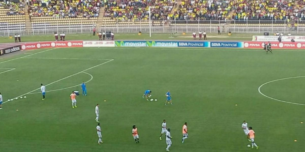 El equipo colombiano durante el calentamiento en el campo de juego.