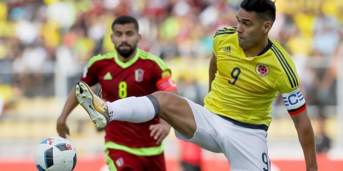 Radamel Falcao García disputa el balón con Tomás Rincón.